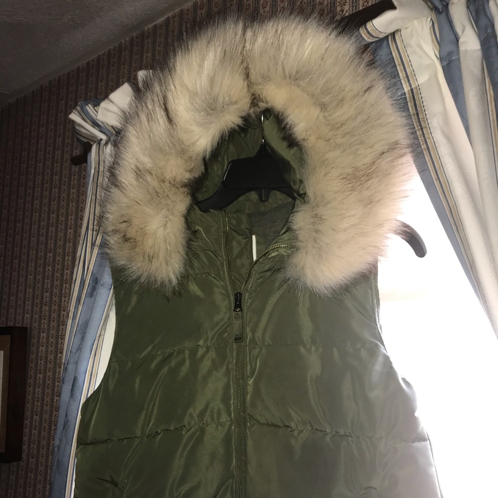 Women’s medium gap fur olive green vest